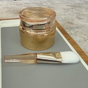 cle de peau Precious Gold Vitality Mask